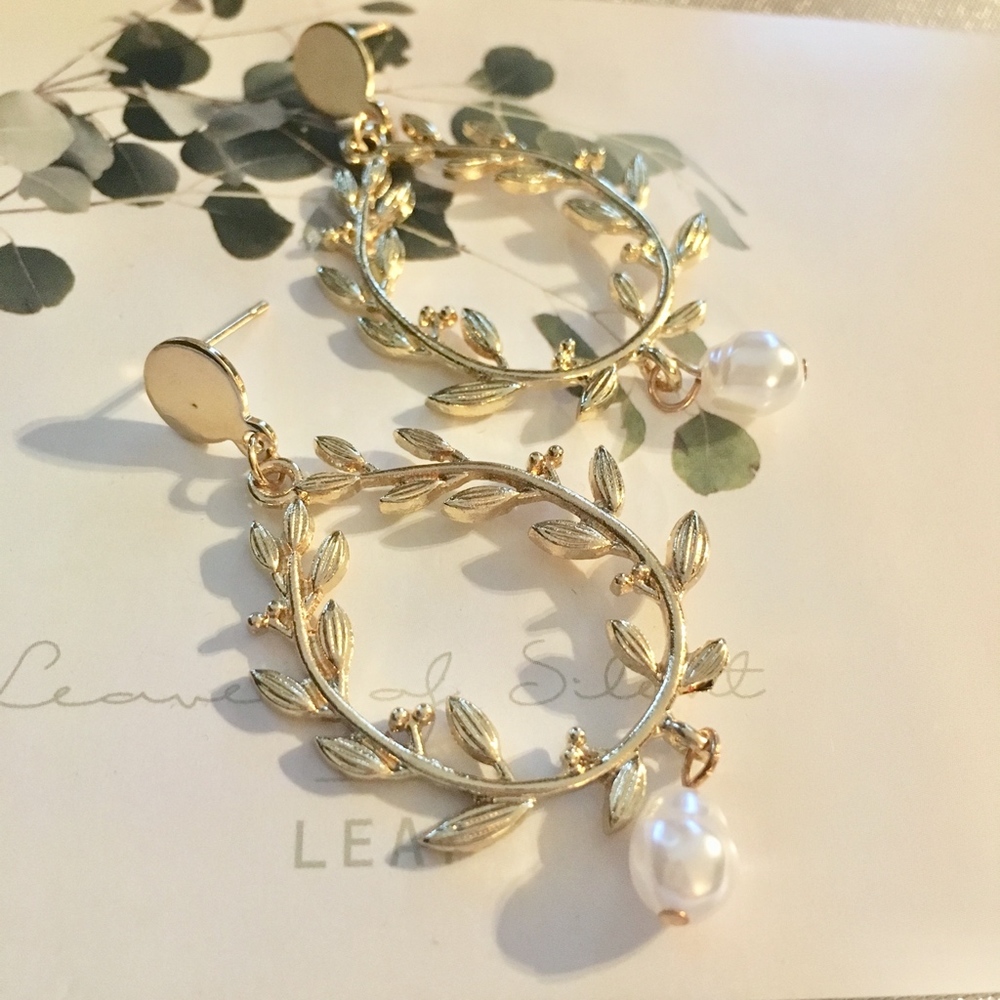 Floral Wreath Freshwater Pearl Gold Hoop Earrings - Picture 5 of 6